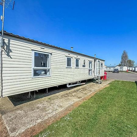 10 Berth Caravan For Hire At Seawick Holiday Park In Essex Ref 27102Sw Clacton-on-Sea Exterior foto